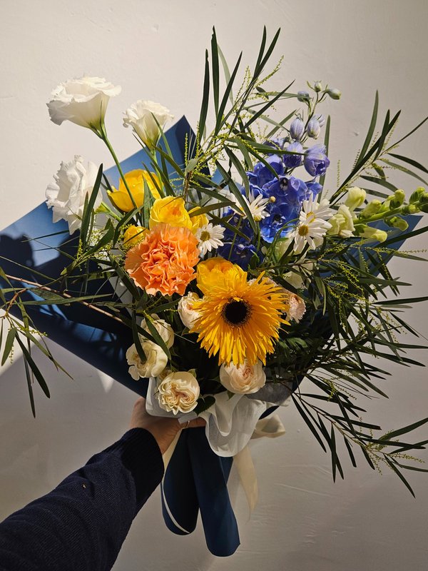 DEWDEW 파란 포장지 부케